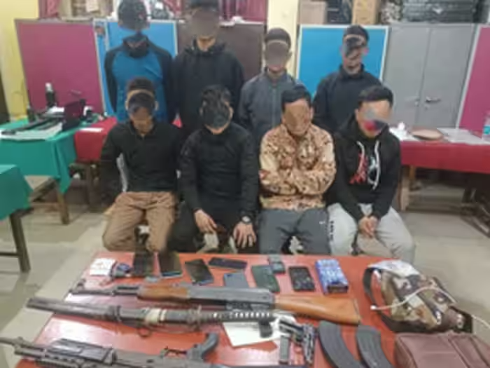 मणिपुर: सुरक्षा बलों की एक बड़ी सफलता के बाद, मणिपुर में आठ उग्रवादियों को दबोचा गया है, जिससे एक छात्र को सुरक्षित रूप से वापस लाया गया है।