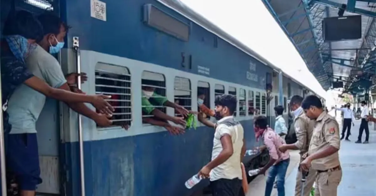 “ट्रेन का इंतजार: सो गए स्टेशन मास्टर, नहीं मिला सिग्नल, तो प्लेटफॉर्म पर खड़ी रही ट्रेन, ड्राइवर ने आधे घंटे तक हॉर्न बजाता रहा”