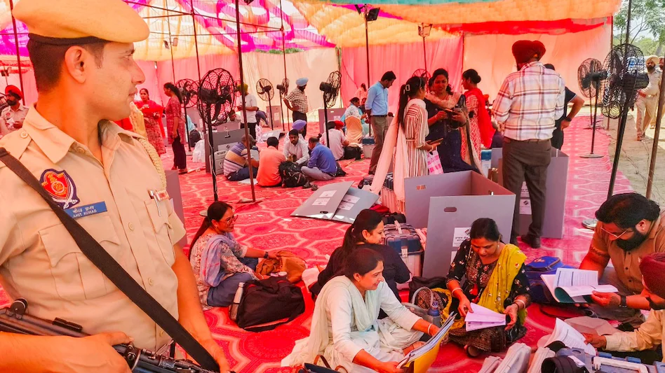 यूपी: मिर्जापुर में भी जानलेवा बनी गर्मी, अब तक 12 चुनाव कर्मियों की मौत, 16 हॉस्पिटल में