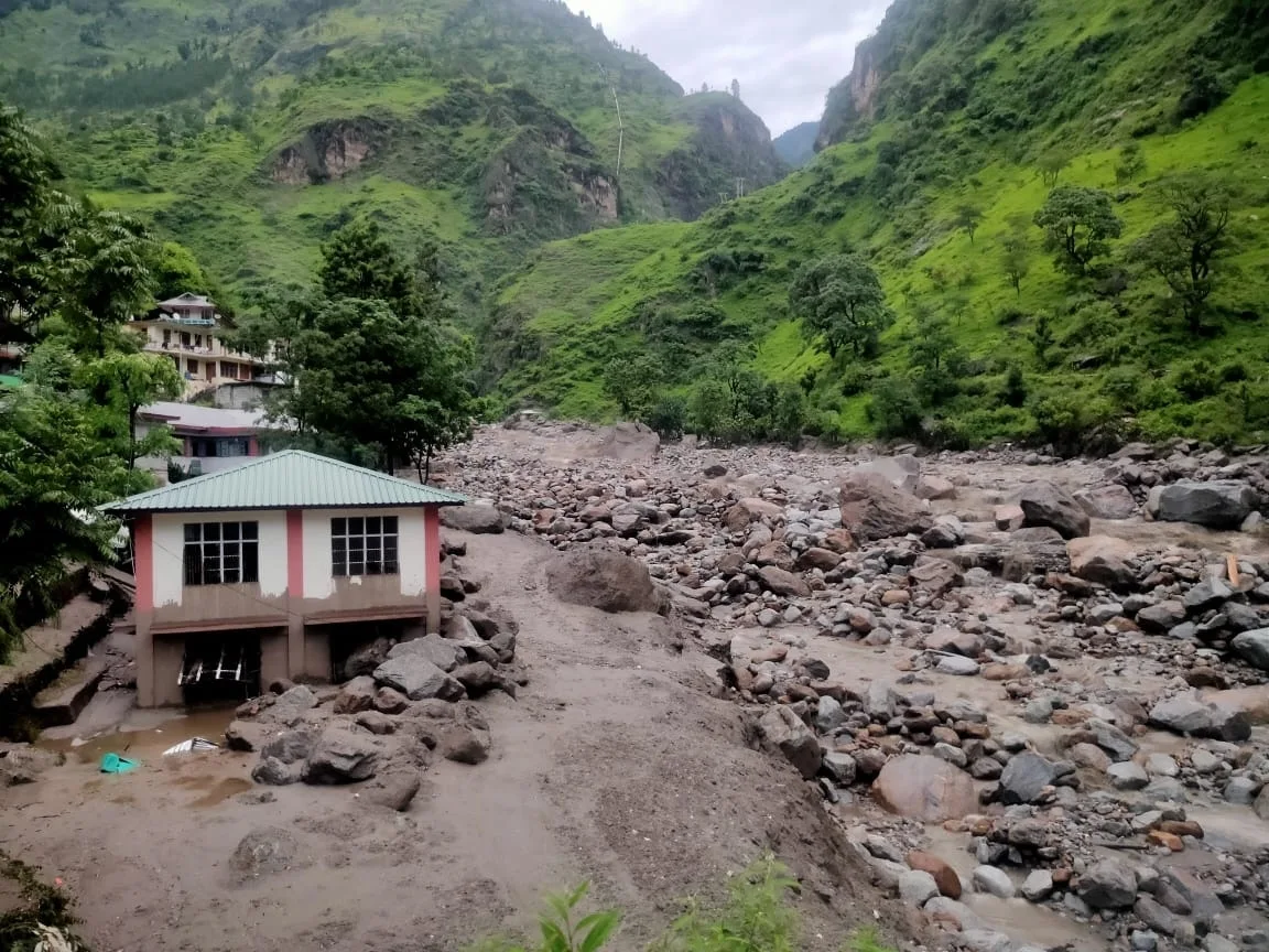 कुल्लू में बादल फटने से तबाही, 11 मौतें, 44 लापता