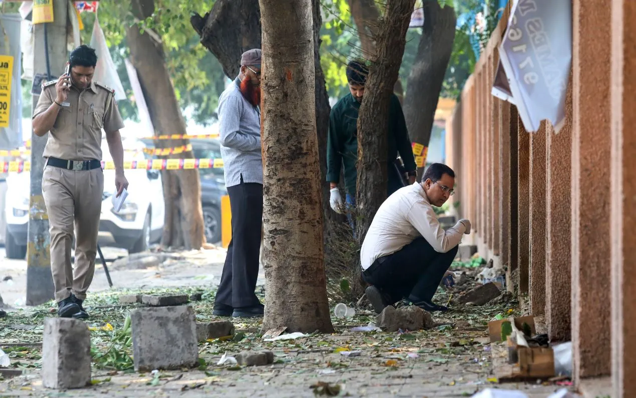 दिल्ली के रोहिणी में ब्लास्ट: दिवाली से पहले राजधानी को दहलाने की साजिश, जांच में जुटी NIA और NSG, ‘सफेद पाउडर’ ने बढ़ाई रहस्यमयी गुत्थी
