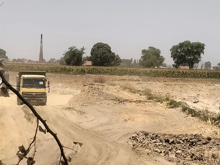 करनाल में अवैध भवन निर्माण सामग्री पर बड़ी कार्रवाई, सात ट्रैक्टर-ट्रॉली और चार लोडर जब्त
