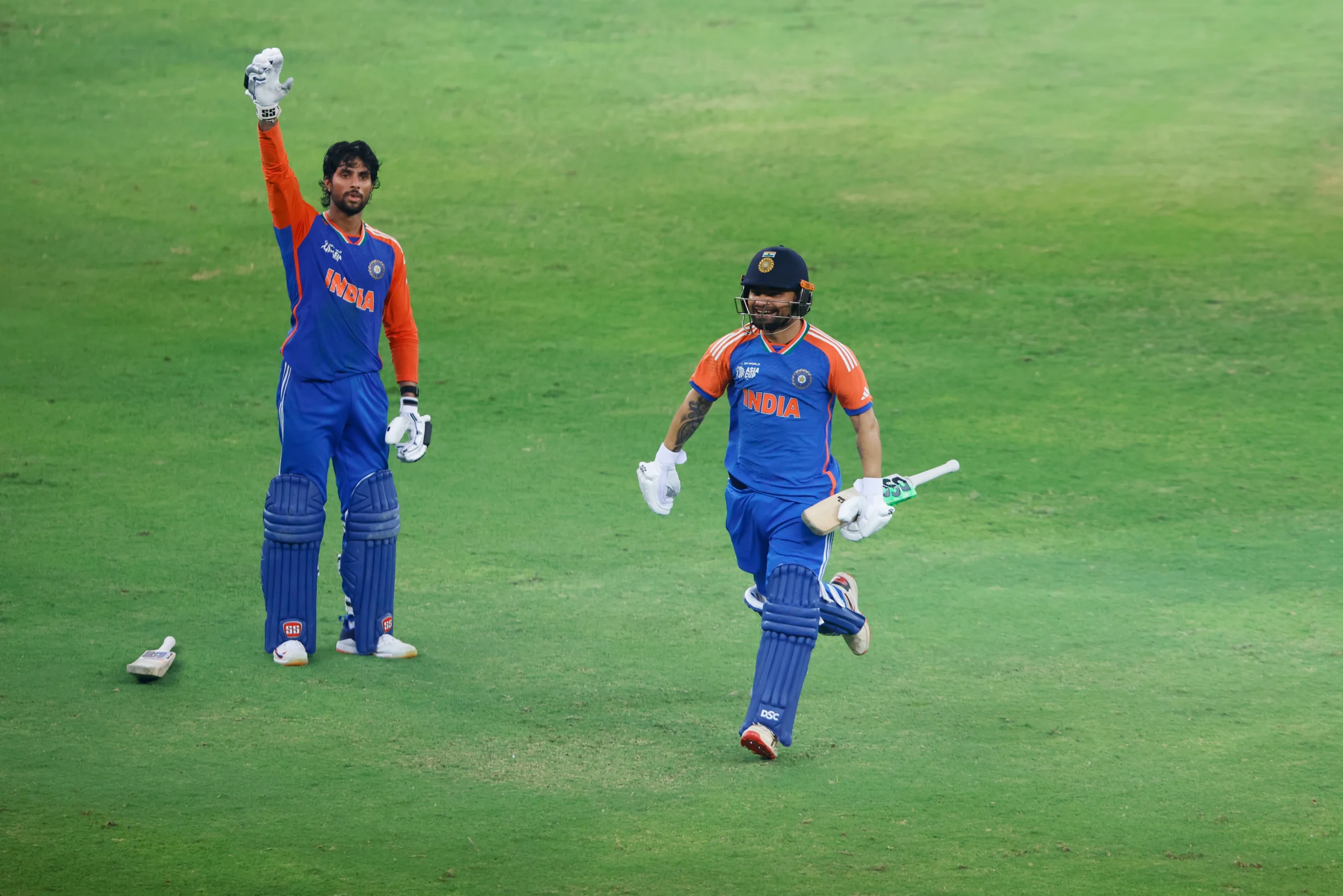 "जब हालात ने कहा रुक जाओ, तब तिलक वर्मा ने सपनों को और तेज दौड़ाया – और आज पूरा देश उन्हें सलाम कर रहा है।"